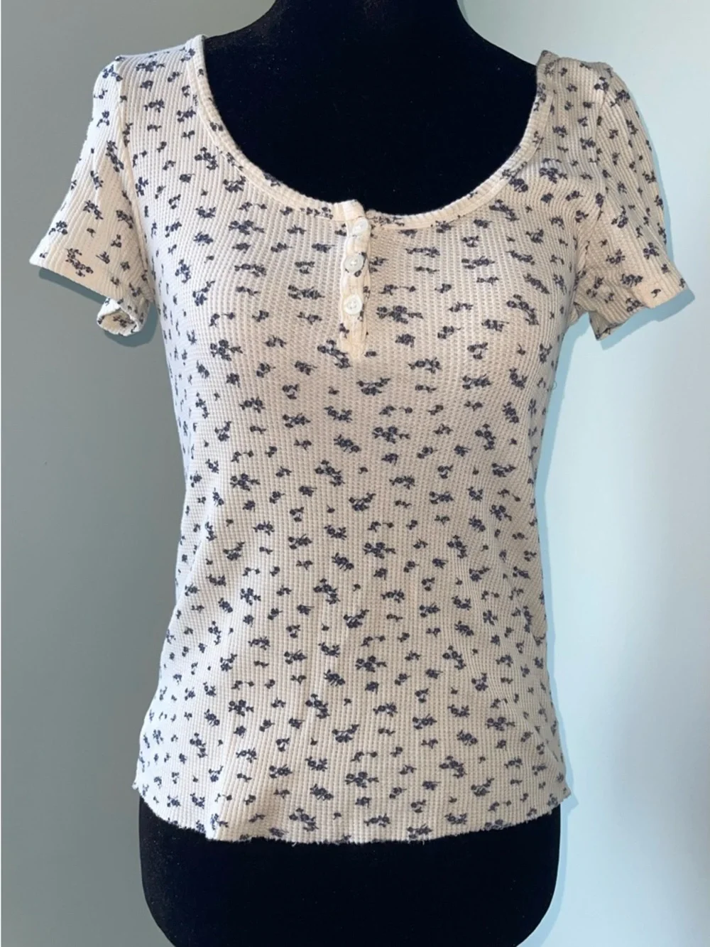 Brandy Melville Cream Ribbed Henley Tee with Navy Floral Print - Picture 1 of 3